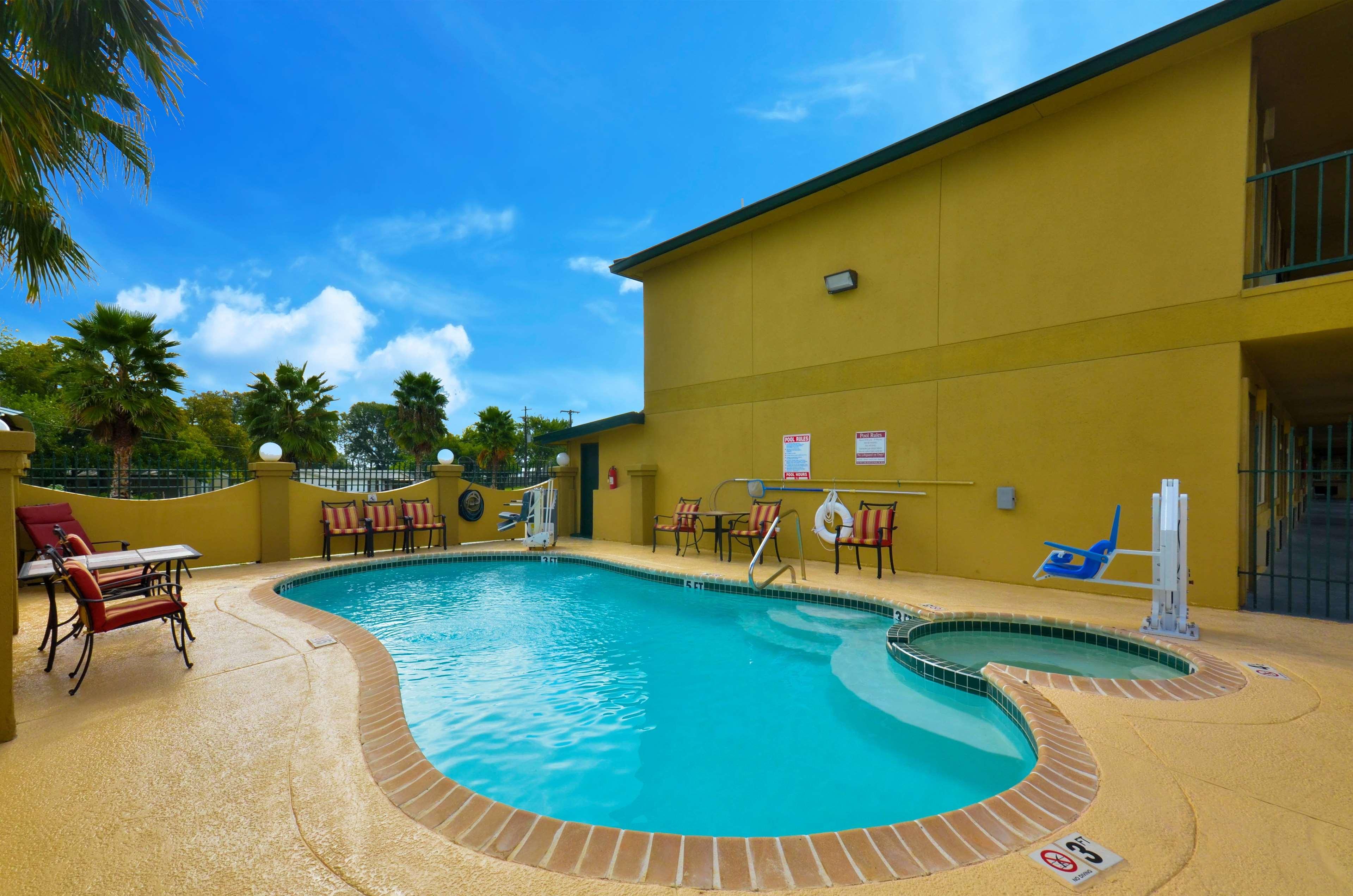 Best Western Executive Inn Hallettsville Exterior photo