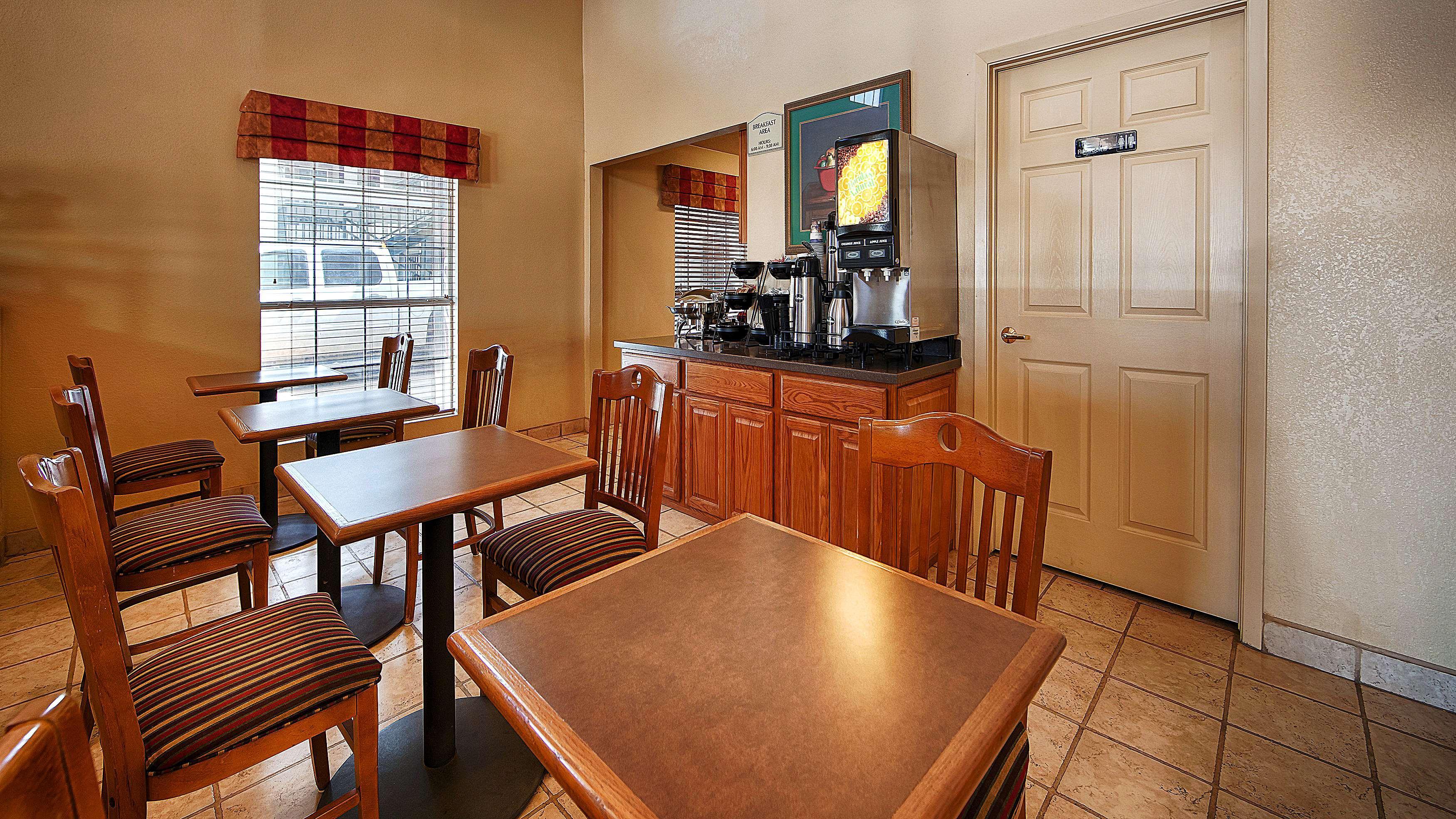 Best Western Executive Inn Hallettsville Exterior photo