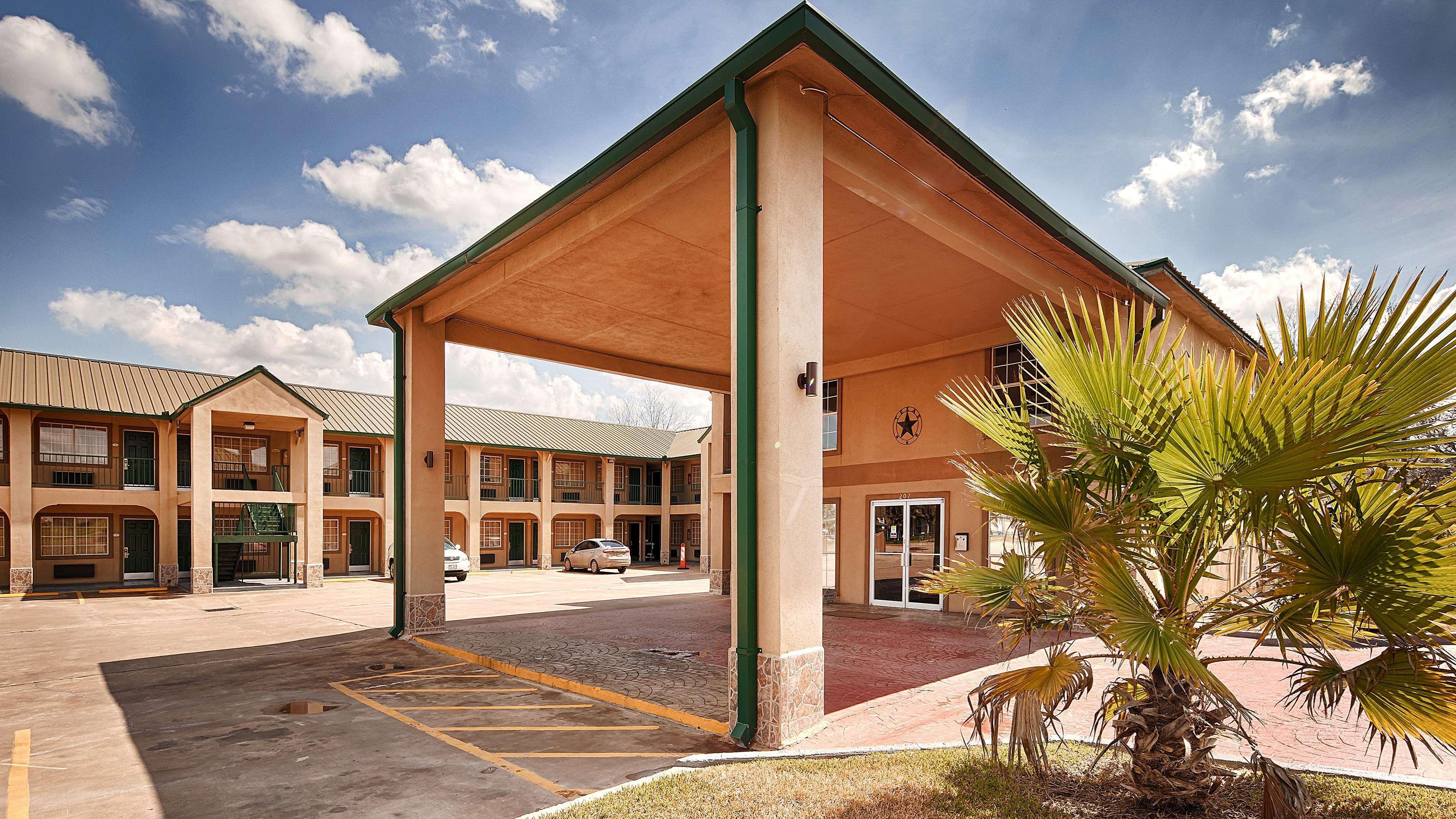 Best Western Executive Inn Hallettsville Exterior photo