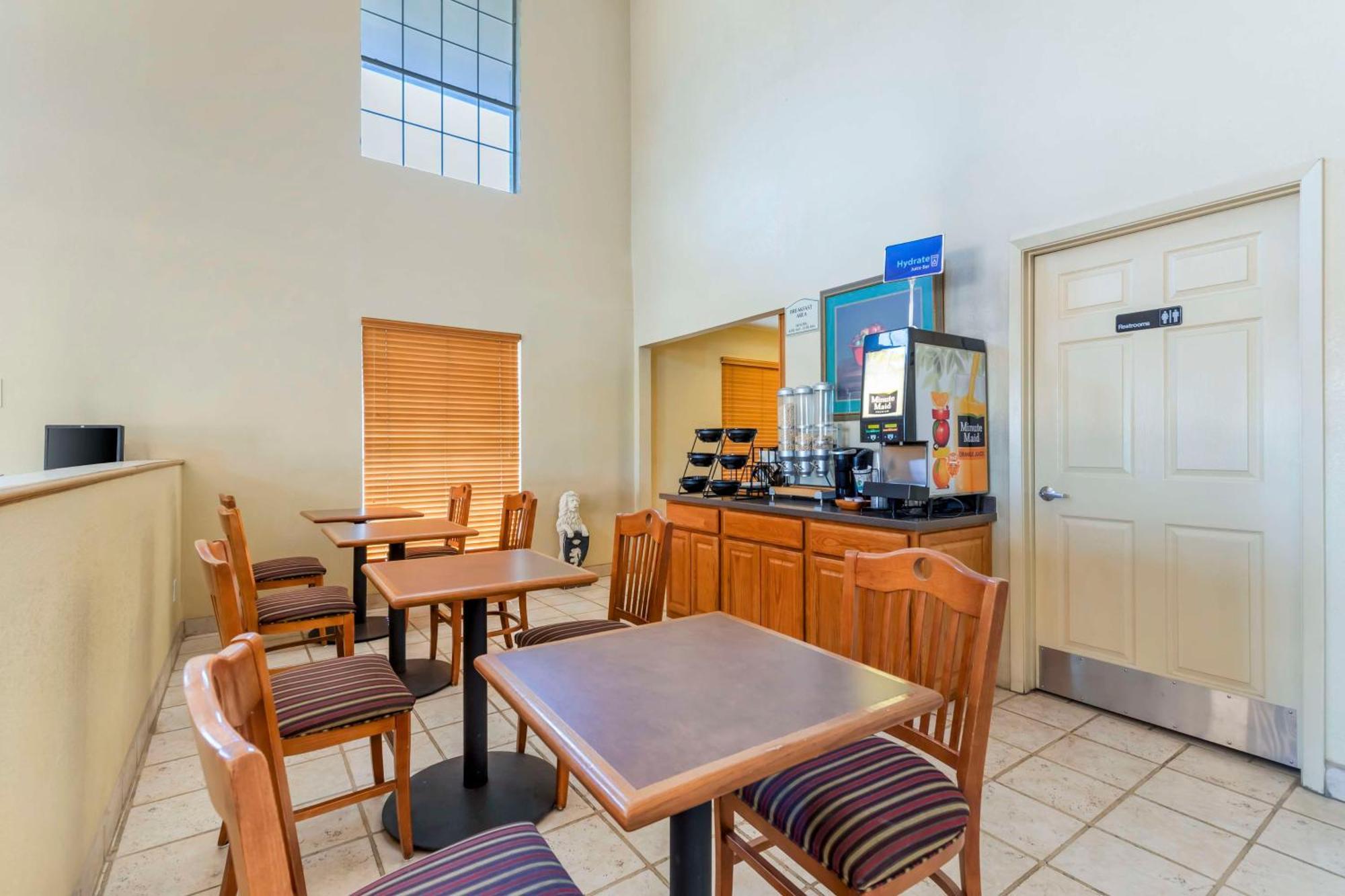 Best Western Executive Inn Hallettsville Exterior photo