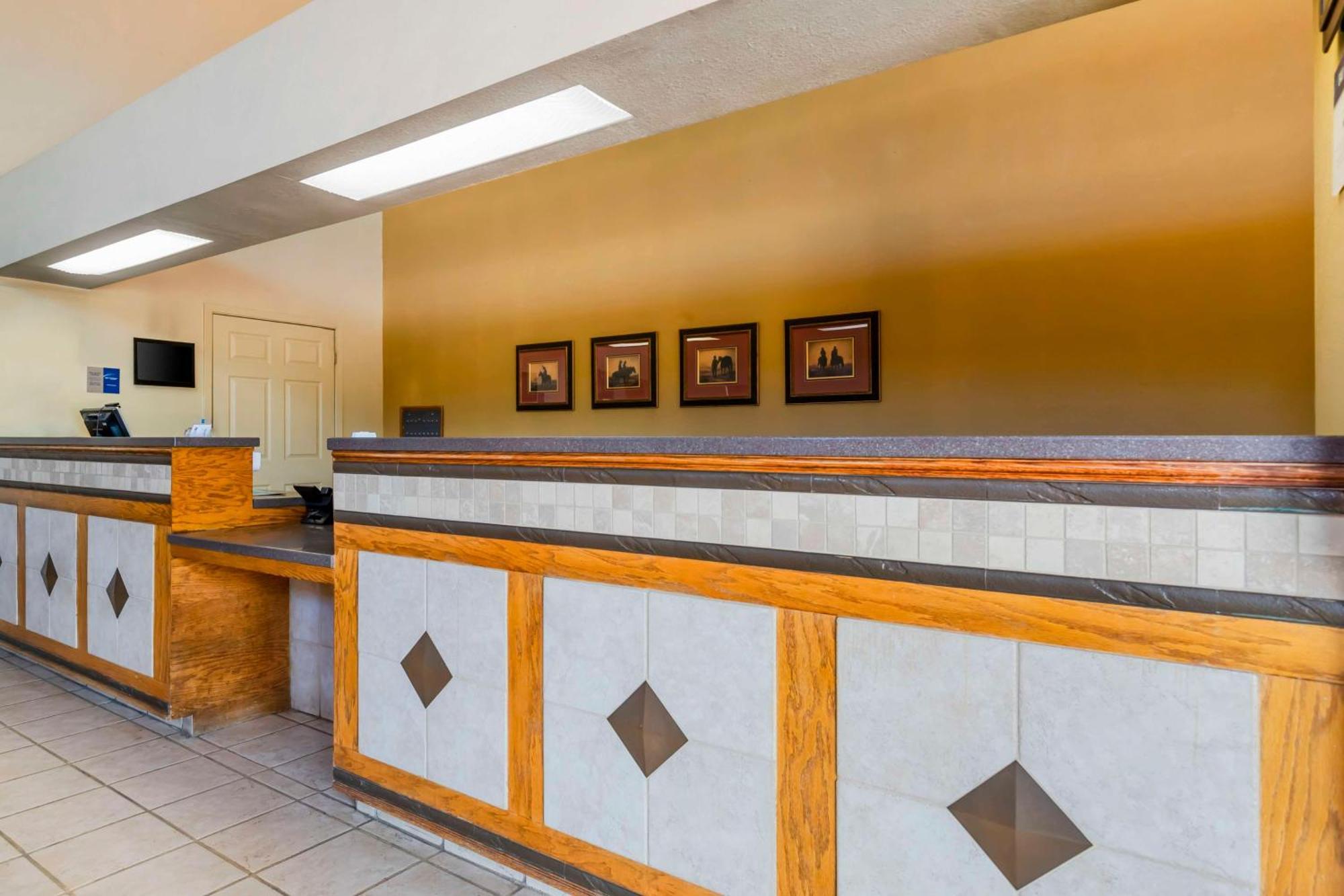Best Western Executive Inn Hallettsville Exterior photo